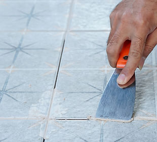 tiler-laying-ceramic-tile-floor-grouting-ceramic-tiles-professional-worker-makes-renova_jp[1]